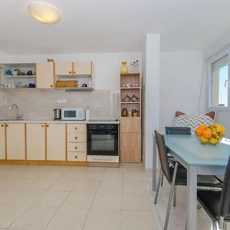 Spacious Neven Near Center, With Two Ac Units Appartement *