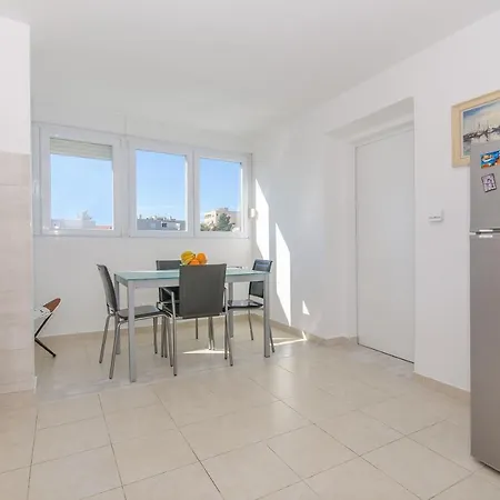 Appartement Spacious Neven Near Center, With Two Ac Units