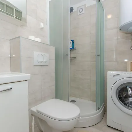 Spacious Neven Near Center, With Two Ac Units * Split