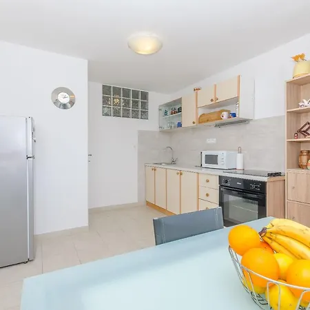 公寓 Spacious Neven Near Center, With Two Ac Units