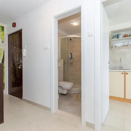 Spacious Neven Near Center, With Two Ac Units Split
