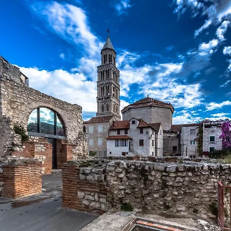 Spacious Neven Near Center, With Two Ac Units *