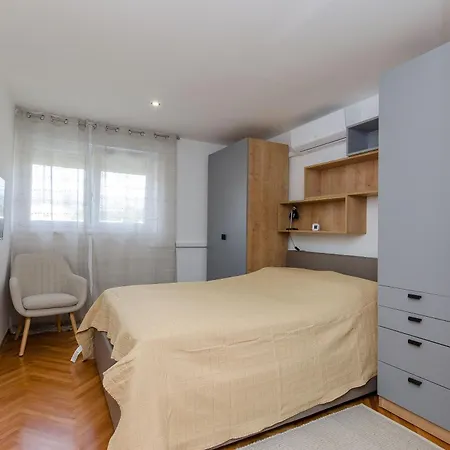 公寓 Spacious Neven Near Center, With Two Ac Units