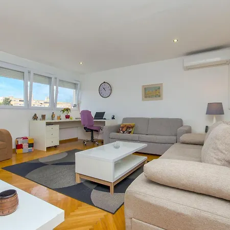 Spacious Neven Near Center, With Two Ac Units * Split