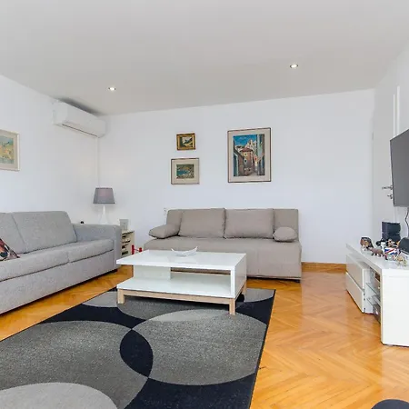 公寓 Spacious Neven Near Center, With Two Ac Units *