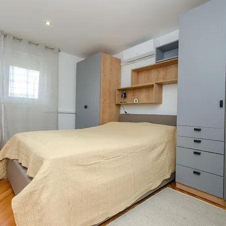 Spacious Neven Near Center, With Two Ac Units Appartement Split