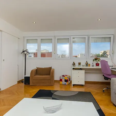 Spacious Neven Near Center, With Two Ac Units *