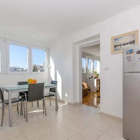 Lägenhet Spacious Neven Near Center, With Two Ac Units *