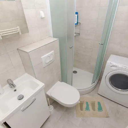 Spacious Neven Near Center, With Two Ac Units * Split