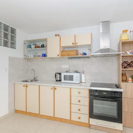 Spacious Neven Near Center, With Two Ac Units