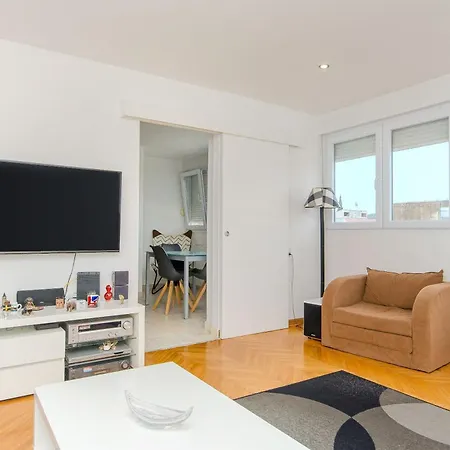 Spacious Neven Near Center, With Two Ac Units Split