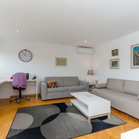 Spacious Neven Near Center, With Two Ac Units Lägenhet